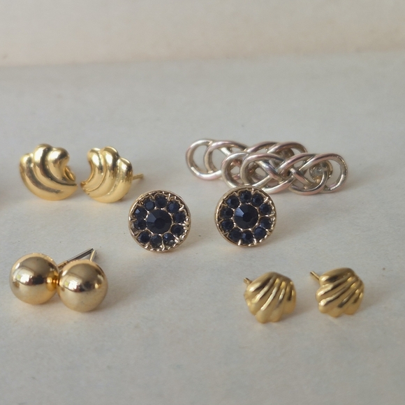 8 Pairs Of Earrings In Gold Black And Pearl - Picture 3 of 9